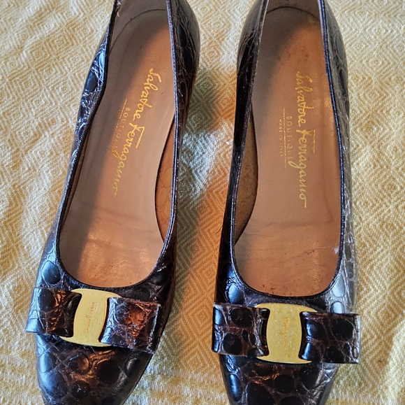 Salvatore Ferragamo Brown Leather Heels with Elegant Design - Picture 1 of 3